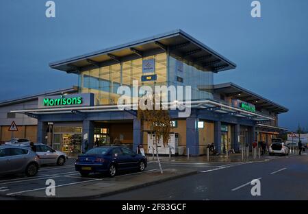 Modern Morrisons Superstore Exterior, con interni in vetro illuminati a Dusk, Norwich, Norfolk, Inghilterra, Regno Unito Foto Stock