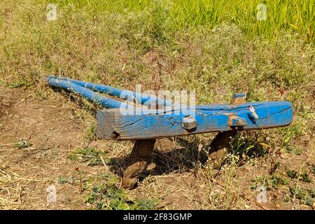 Vista ravvicinata dell'attrezzatura di aratura in legno dell'agricoltore indiano isolata campo Foto Stock