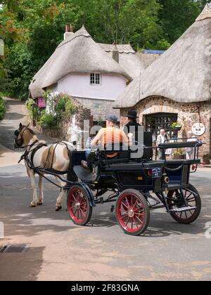 Il pittoresco villaggio di Cockington con i suoi tetti di paglia e passeggiate a cavallo, Cockington, Torquay, Devon, Inghilterra, REGNO UNITO Foto Stock