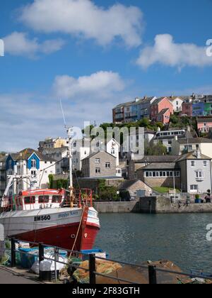 La città di Torbay di Brixham, con il suo porto e le colorate barche da pesca, Brixham, Devon, Inghilterra, Regno Unito Foto Stock