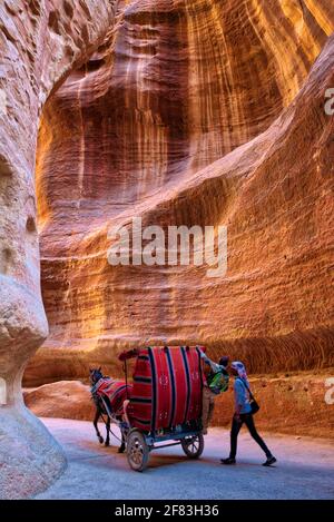 Lungo la strada si possono ammirare le curve naturali e gli affascinanti colori della roccia. Si tratta di una passeggiata piuttosto lunga che ci si aspetterebbe (oltre un km Foto Stock