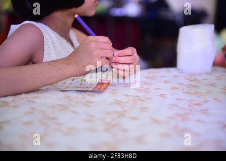 KOLKATA, INDIA - 01 gennaio 2014: Un bambino che scrive su un pezzo di carta Foto Stock