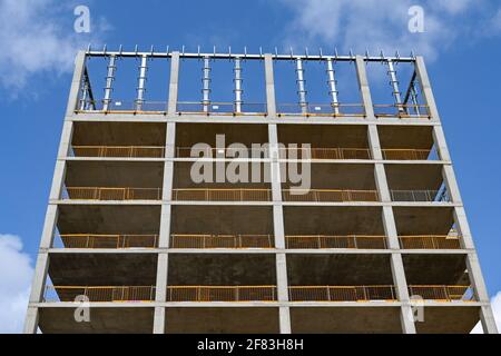 Cardiff, Galles - Aprile 2021: Struttura in cemento di un edificio per uffici parzialmente completato nel centro di Cardiff. Foto Stock