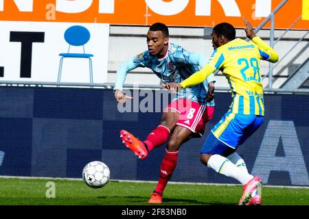 WAALWIJK, PAESI BASSI - APRILE 11: Said Bakari di RKC Waalwijk e Ryan Gravenberch di Ajax durante la partita di Eredivisie tra RKC Waalwijk e Ajax al Mandemakers Stadium il 11 aprile 2021 a Waalwijk, Paesi Bassi (Foto di Geert van Erven/Orange Pictures) Foto Stock