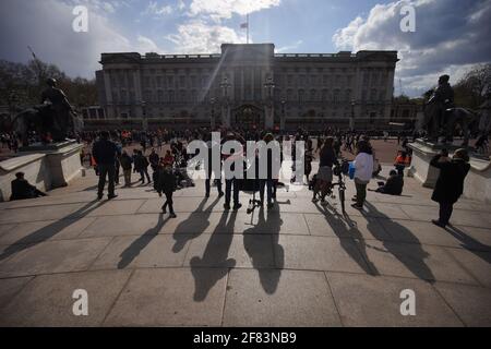 La gente si riunisce fuori Buckingham Palace, Londra, dopo l'annuncio, venerdì 6 aprile, della morte del duca di Edimburgo all'età di 99 anni. Data immagine: Domenica 11 aprile 2021. Foto Stock