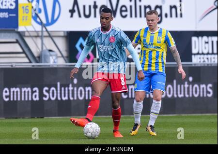 WAALWIJK, PAESI BASSI - APRILE 11: Ryan Gravenberch di Ajax e Lennerd Daneels di RKC Waalwijk durante la partita olandese di Eredivisie tra RKC Waalwijk e AFC Ajax a Mandemakers Stadion il 11 aprile 2021 a Waalwijk, Paesi Bassi (Foto di Joris Verwijst/Orange Pictures) Foto Stock