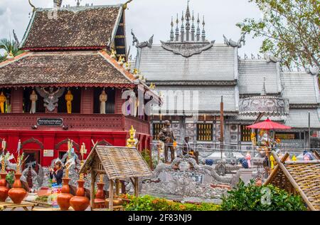 CHIANG mai, THAILANDIA - 03 aprile 2021: Wat Sri Suphan è anche conosciuto come il Tempio d'Argento a causa della sua impressionante mano artigianale decorazione d'argento Foto Stock