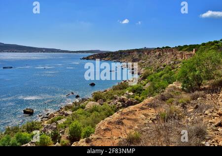 MELLIEHA, MALTA - 21 settembre 2015: Le scogliere e i difetti rocciosi lungo l'Ahrax tal-Mellieha e Ghadira Bay a Malta, in una giornata di sole in estate. Prova o Foto Stock