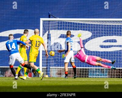 Ibrox Stadium, Glasgow, Regno Unito. 11 Apr 2021. Scottish Premiership Football, Rangers vs Hibernian; Ryan Kent of Rangers spara oltre Gogic e segna il loro secondo obiettivo per renderlo 2-0 in minuto 75 Credit: Action Plus Sports/Alamy Live News Foto Stock