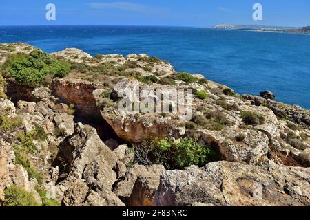 MELLIEHA, MALTA - 21 settembre 2015: Le scogliere e i difetti rocciosi lungo l'Ahrax tal-Mellieha e Ghadira Bay a Malta, in una giornata di sole in estate. Prova o Foto Stock