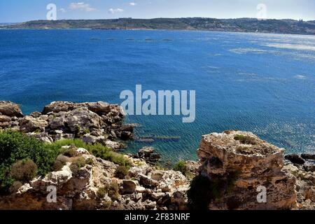 MELLIEHA, MALTA - 21 settembre 2015: Le scogliere e i difetti rocciosi lungo l'Ahrax tal-Mellieha e Ghadira Bay a Malta, in una giornata di sole in estate. Prova o Foto Stock