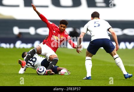 Tottenham Hotspur's Tanguy Ndombele ha affrontato Marcus Rashford di Manchester United durante la partita della Premier League al Tottenham Hotspur Stadium di Londra. Data immagine: Domenica 11 aprile 2021. Foto Stock