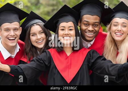 Felice gruppo multirazziale di studenti che prendono selfie, closeup Foto Stock