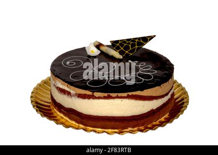 Tre torta al cioccolato. Torta fatta di cioccolato fondente, cioccolato bianco e cioccolato al latte. Adornata con un fiore di zucchero e due cioccolatini. Foto Stock