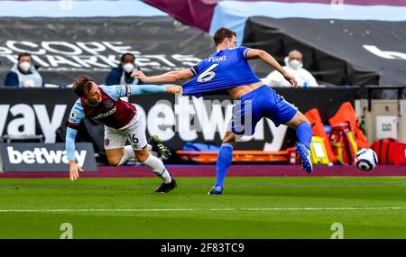 Londra, Regno Unito. 11 Apr 2021. Mark Noble of West Ham United FC riceve un pezzo di maglia Jonny Evans of Leicester City FC durante la partita della Premier League tra West Ham United e Leicester City allo stadio di Londra, Queen Elizabeth Olympic Park, Londra, Inghilterra, il 11 aprile 2021. Foto di Phil Hutchinson. Solo per uso editoriale, è richiesta una licenza per uso commerciale. Nessun utilizzo nelle scommesse, nei giochi o nelle pubblicazioni di un singolo club/campionato/giocatore. Credit: UK Sports Pics Ltd/Alamy Live News Foto Stock