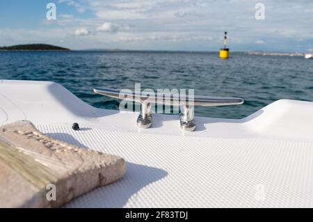 Dettaglio marino con tassello in acciaio sulla piccola imbarcazione da diporto in plastica, mare Adriatico, Croazia Foto Stock