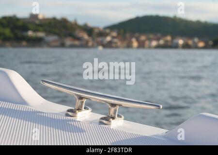 Tacchetto per ormeggio in acciaio sulla piccola imbarcazione da diporto in plastica, attrezzature nautiche, Adriatico se, Croazia Foto Stock