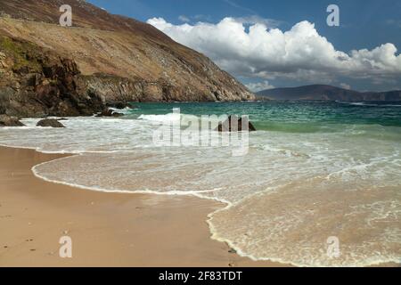 Spiaggia di Keem sull'isola di Achill sulla Wild Atlantic Way A Mayo in Irlanda Foto Stock