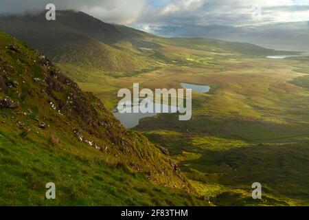Vista dal Conor Pass sulla penisola di Dingle sulla Wild Atlantic Way a Kerry in Irlanda Foto Stock