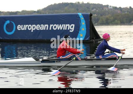 Varese, Italia. 10 Apr 2021. Anastasia Lebedeva e Maria Botalova di Russia si sfidano nella semifinale A/B 2 delle donne leggere al Campionato europeo di canottaggio sul lago di Varese il 10 aprile 2021 a Varese, Italia Credit: Mickael Chavet/Alamy Live News Foto Stock