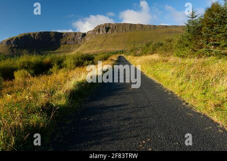 Scogliere Annacoona nel sentiero Gleniff Horseshoe Valley nella contea Sligo in Irlanda Foto Stock