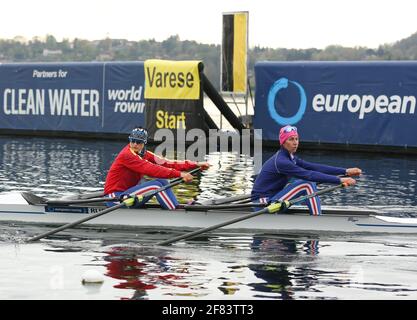 Varese, Italia. 10 Apr 2021. Anastasia Lebedeva e Maria Botalova di Russia si sfidano nella semifinale A/B 2 delle donne leggere al Campionato europeo di canottaggio sul lago di Varese il 10 aprile 2021 a Varese, Italia Credit: Mickael Chavet/Alamy Live News Foto Stock