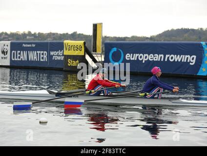 Varese, Italia. 10 Apr 2021. Anastasia Lebedeva e Maria Botalova di Russia si sfidano nella semifinale A/B 2 delle donne leggere al Campionato europeo di canottaggio sul lago di Varese il 10 aprile 2021 a Varese, Italia Credit: Mickael Chavet/Alamy Live News Foto Stock