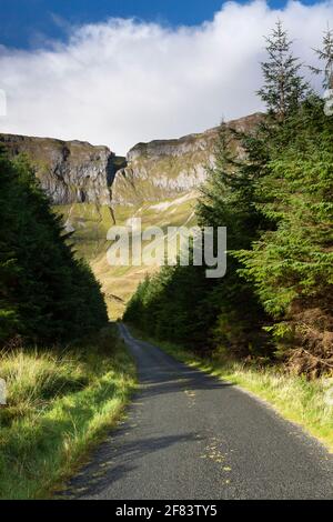 Scogliere Annacoona nel sentiero Gleniff Horseshoe Valley nella contea Sligo in Irlanda Foto Stock