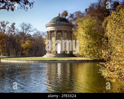 Monaco di Baviera, castello di Nymphenburg residenza parco dei re bavaresi: I monotteri, tempio in marmo circolare di Apollo in autunno, costruito nel 19 ° secolo su un pe Foto Stock