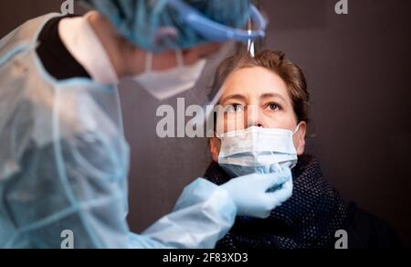 Amburgo, Germania. 11 Apr 2021. Una donna viene testata per il coronavirus con un tampone nasale presso un Corona Rapid Test Center. Credit: Daniel Reinhardt/dpa/Alamy Live News Foto Stock