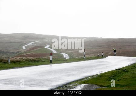 Keith Henderson corre nei campionati nazionali di arrampicata su collina, Yorkshire Dales, Regno Unito. Foto Stock