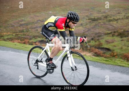 Keith Henderson corre nei campionati nazionali di arrampicata su collina, Yorkshire Dales, Regno Unito. Foto Stock