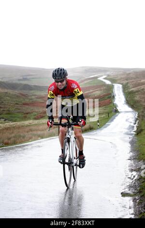 Keith Henderson corre nei campionati nazionali di arrampicata su collina, Yorkshire Dales, Regno Unito. Foto Stock