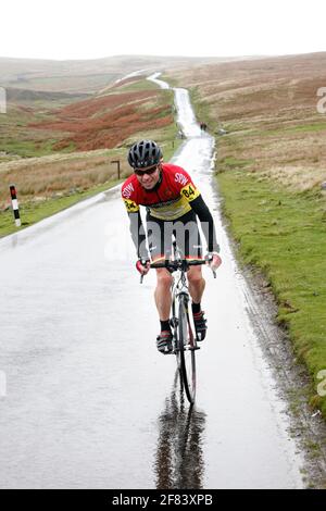 Keith Henderson corre nei campionati nazionali di arrampicata su collina, Yorkshire Dales, Regno Unito. Foto Stock