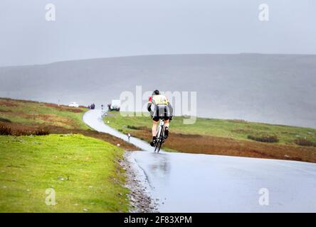 Keith Henderson corre nei campionati nazionali di arrampicata su collina, Yorkshire Dales, Regno Unito. Foto Stock