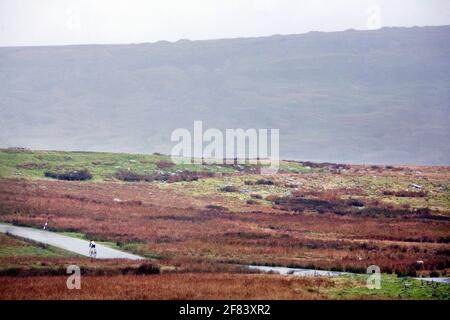 Keith Henderson corre nei campionati nazionali di arrampicata su collina, Yorkshire Dales, Regno Unito. Foto Stock