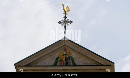 Facciata anteriore di una chiesa monastery con una croce Foto Stock