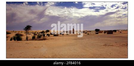 CRISI DELLA FAME IN MAURITANIA Vedi storia McCarthy Un villaggio nella regione della siccità aftout colpita dalla fame della Mauritania Fotografia di David Sandison Foto Stock