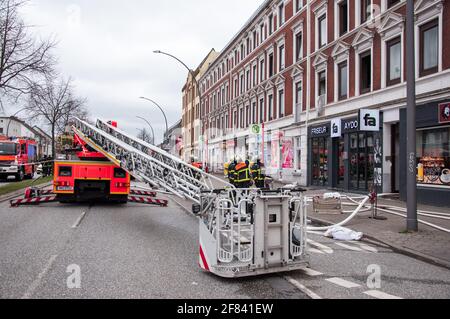 Amburgo, Germania. 11 Apr 2021. I vigili del fuoco si trovano di fronte a un appartamento in fiamme nel quartiere di Billstedt. Molte persone sono rimaste ferite nel fuoco questo pomeriggio. Credit: Daniel Bockwoldt/dpa/Alamy Live News Foto Stock