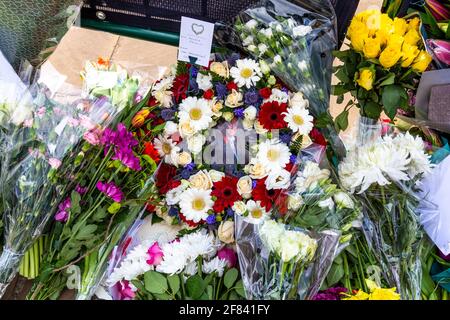 11 aprile 2021, Londra, Regno Unito - Fiori, messaggi e carte sono stati tributi al principe Filippo, duca di Edimburgo fuori da Buckingham Palace dopo la sua morte il 9 aprile Foto Stock