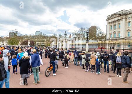 11 aprile 2021, Londra, Regno Unito - la gente si riunì fuori Buckingham Palace per rendere omaggio al principe Filippo, duca di Edimburgo dopo la sua morte il 9 aprile Foto Stock