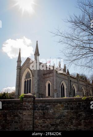 Chiesa di Santa Maria ad Appedore, Devon, Inghilterra, bandiera a mezzo albero per la morte del Principe Filippo, Duca di Edimburgo, 11 aprile 2021. Foto Stock