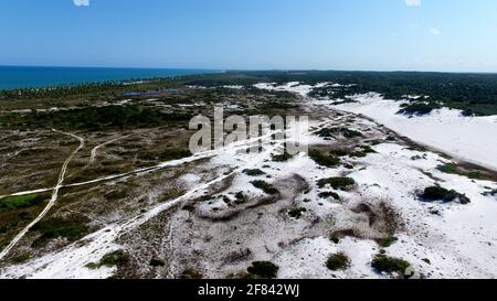 mata de sao joao, bahia / brasile - octuber 2, 2020: Veduta aerea delle dune nel distretto di Santo Antonio nel comune di Mata de Sao Joao. Foto Stock