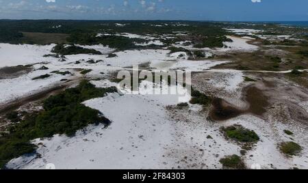 mata de sao joao, bahia / brasile - octuber 2, 2020: Veduta aerea delle dune nel distretto di Santo Antonio nel comune di Mata de Sao Joao. Foto Stock