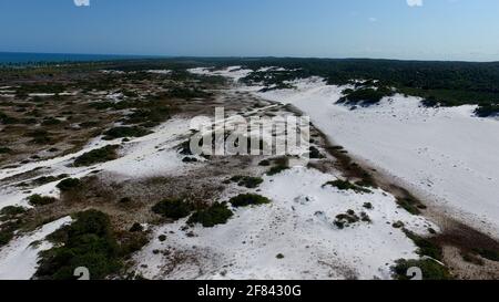 mata de sao joao, bahia / brasile - octuber 2, 2020: Veduta aerea delle dune nel distretto di Santo Antonio nel comune di Mata de Sao Joao. Foto Stock