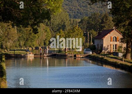 L'ecluse de Crugey sul Canal de Bourgogne nel Côte-d'Or Borgogna Francia Foto Stock