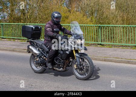 2013 Triumph Tiger 800; motociclista; trasporto a due ruote, motociclette, veicoli su strade britanniche, motociclette, motociclette, motociclette che guidano a Manchester, Regno Unito Foto Stock