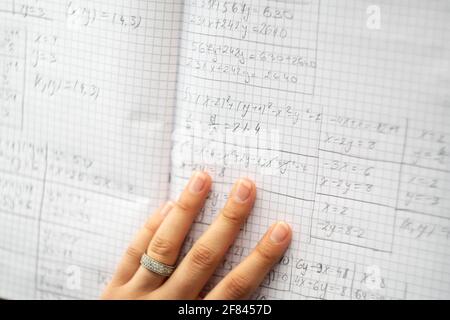 Risoluzione del sistema di equazioni, primo piano della foto Foto Stock