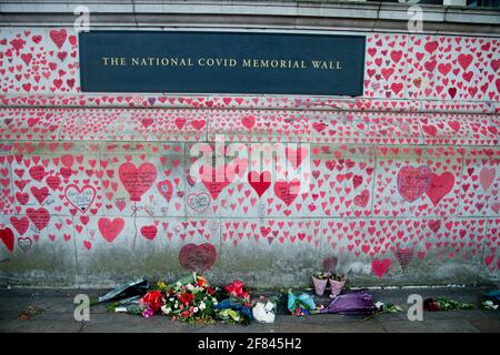 Southbank, Londra, Inghilterra, Regno Unito. National Covid Memorial Wall. Cuori rossi per commercare coloro che sono morti di Covid.