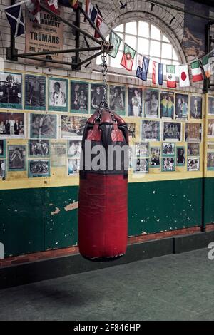 Punch bag presso il Repton Boxing club nella zona est di Londra, Inghilterra Foto Stock